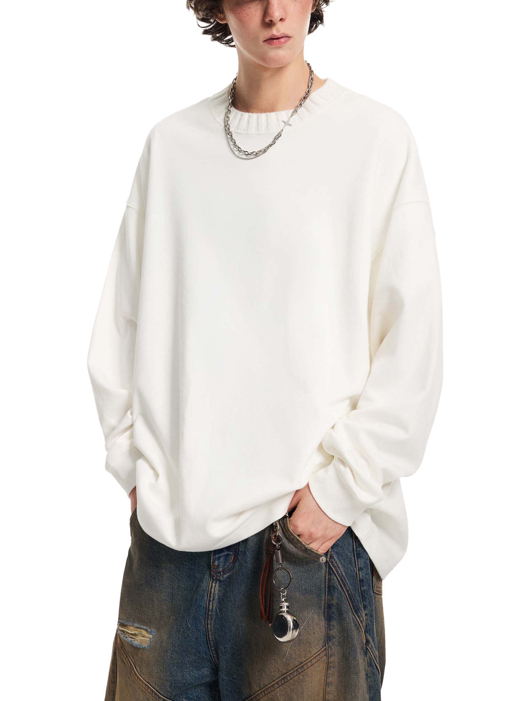 White oversized knit sweatshirt with round neck and long sleeves, loose drape